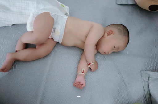 凉山宝宝脚心出汗怎么回事
